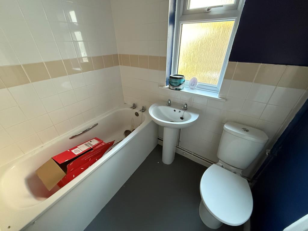 Lot: 161 - HOUSE IN NEED OF IMPROVEMENT - Bathroom with W.C.